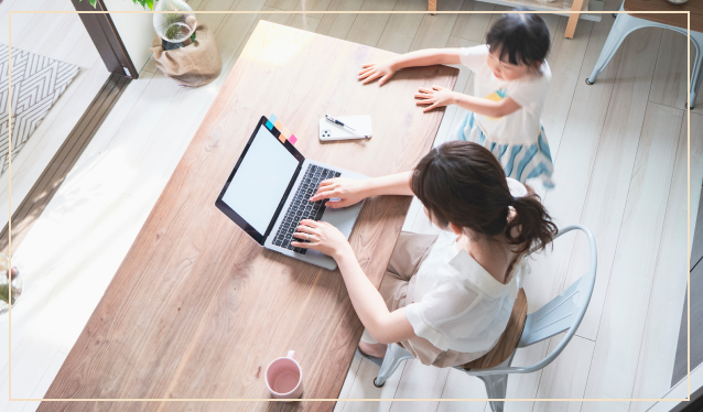 在宅ワークをするママと子ども