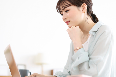 在宅ワークをする女性