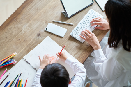 在宅ワークをする女性