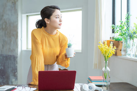 在宅ワークをする女性