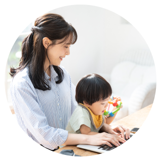 在宅ワークをする女性