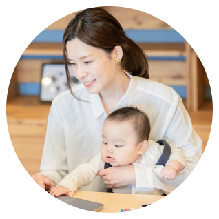 在宅ワークをする女性